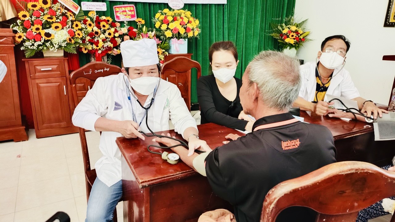 Khám bệnh cho người dân đảo Bích Đầm 