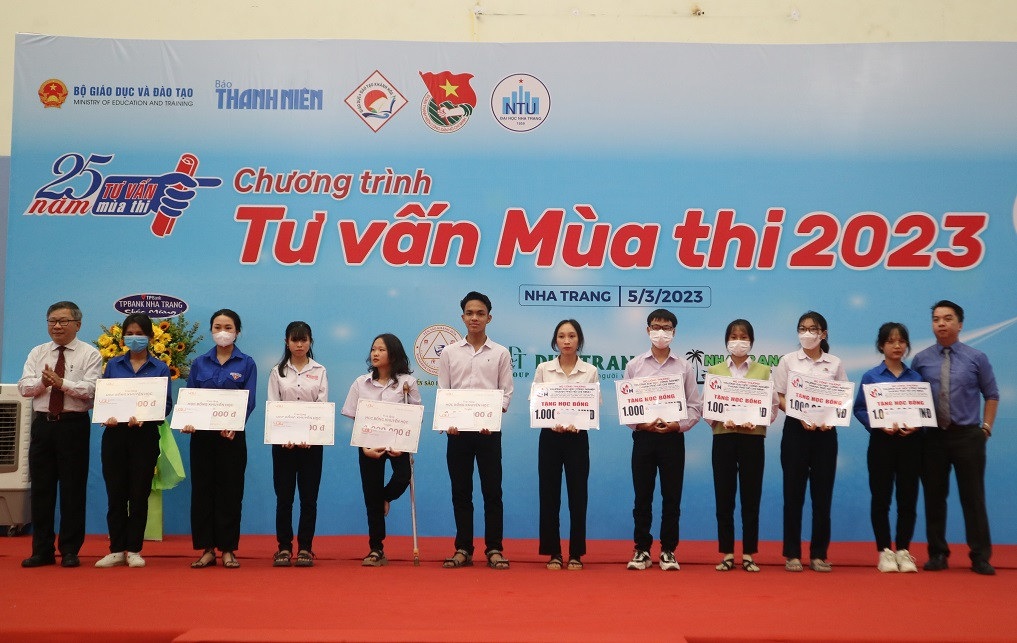 Trao học bổng cho các học sinh có hoàn cảnh khó khăn của tỉnh Khánh Hòa. 