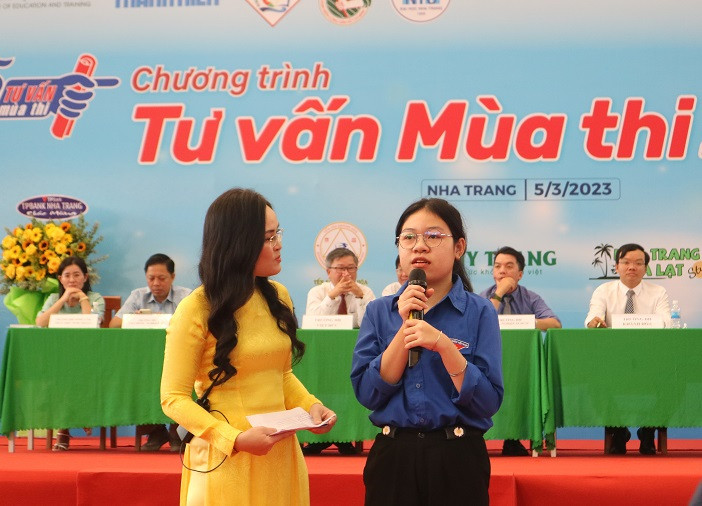 Sinh viên Trần Thị Hiệp - Thủ khoa kỳ tuyển sinh năm 2022 của Trường Đại học Nha Trang chia sẻ về kinh nghiệm học tập và thi tốt nghiệp THPT. 