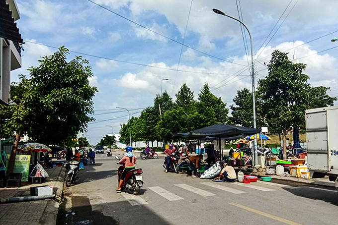 Buôn bán chiếm lòng đường