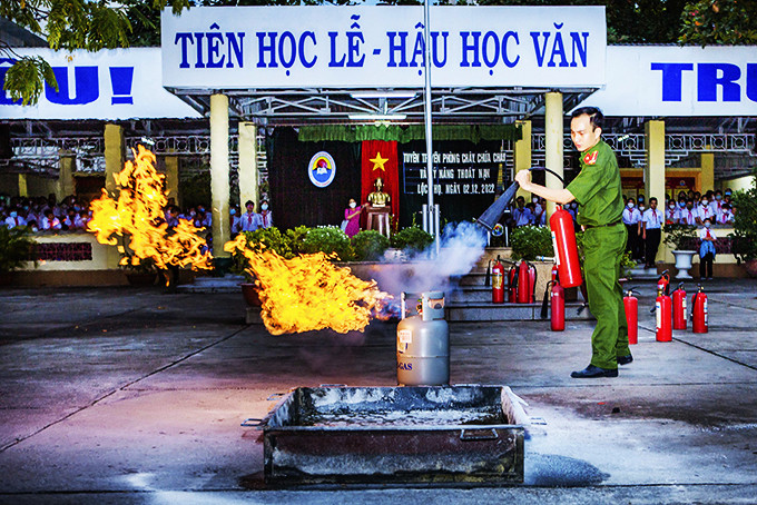 hượng úy Phạm Sỹ Dược tham gia tuyên truyền về phòng cháy, chữa cháy và cứu nạn, cứu hộ tại các trường học.