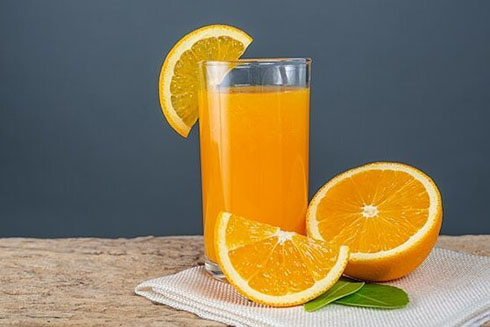 Đây là lý do không nên uống nước cam vào buổi tối