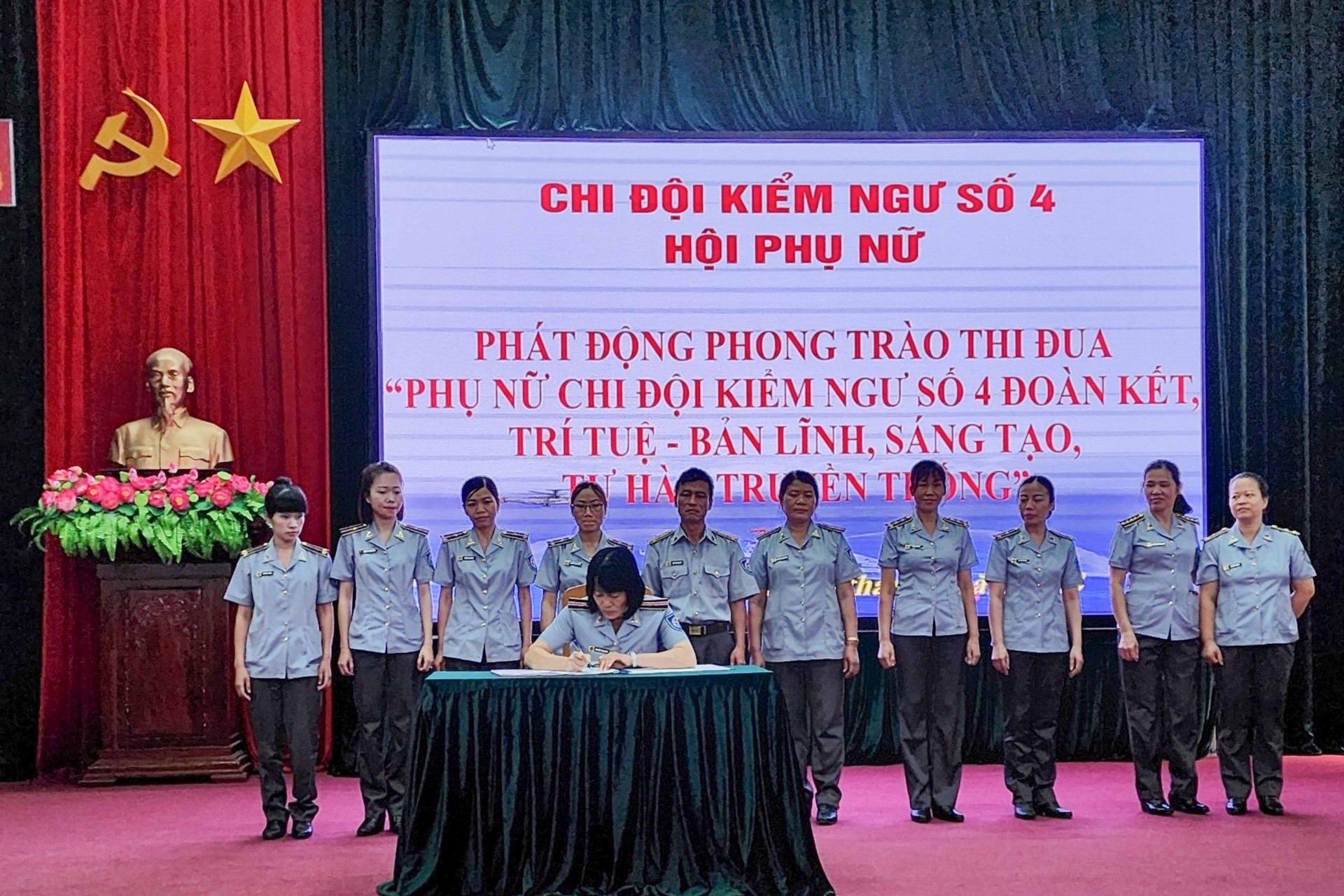 Hội Phụ nữ Chi đội ký kết thi đua