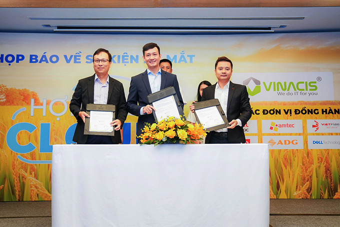 Lãnh đạo VinaCIS Group ký thỏa thuận cùng các đối tác thành lập mô hình Hợp tác xã Cloud.