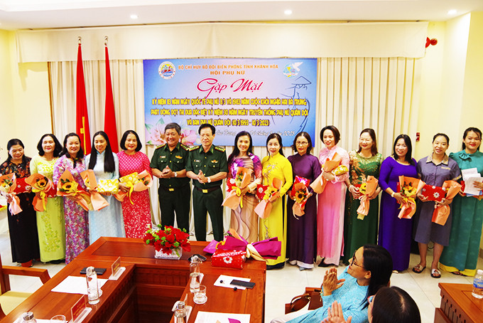  Lãnh đạo Bộ Chỉ huy Bộ đội Biên phòng tỉnh tặng hoa chúc mừng hội viên.