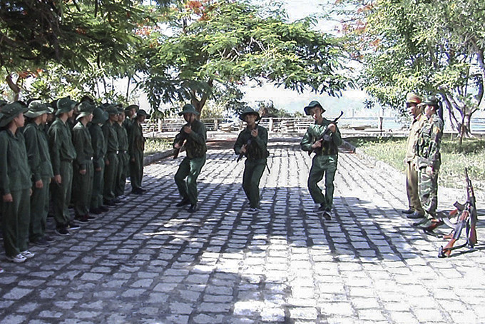 Sinh viên Trường Đại học Nha Trang thực hành huấn luyện quân sự.