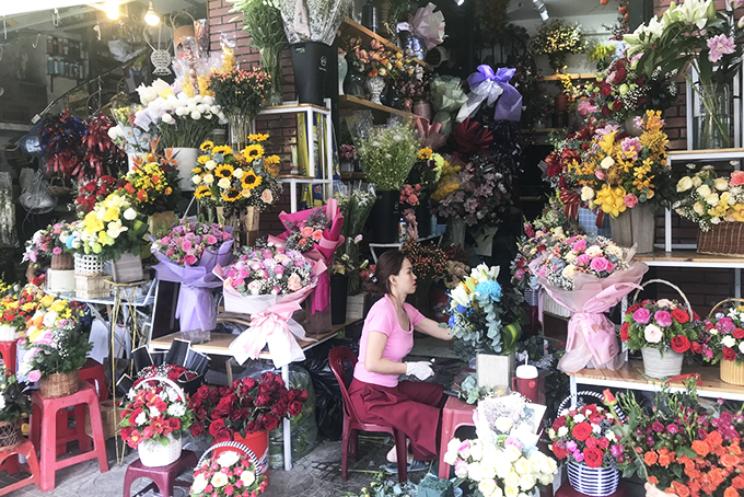Thị trường quà tặng ngày 8-3 ở Nha Trang: Hoa tươi tăng giá cao