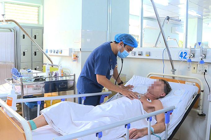 Bệnh nhân người Nga bị ngộ độc rượu pha cồn công nghiệp điều trị tại Bệnh viện Đa khoa tỉnh.