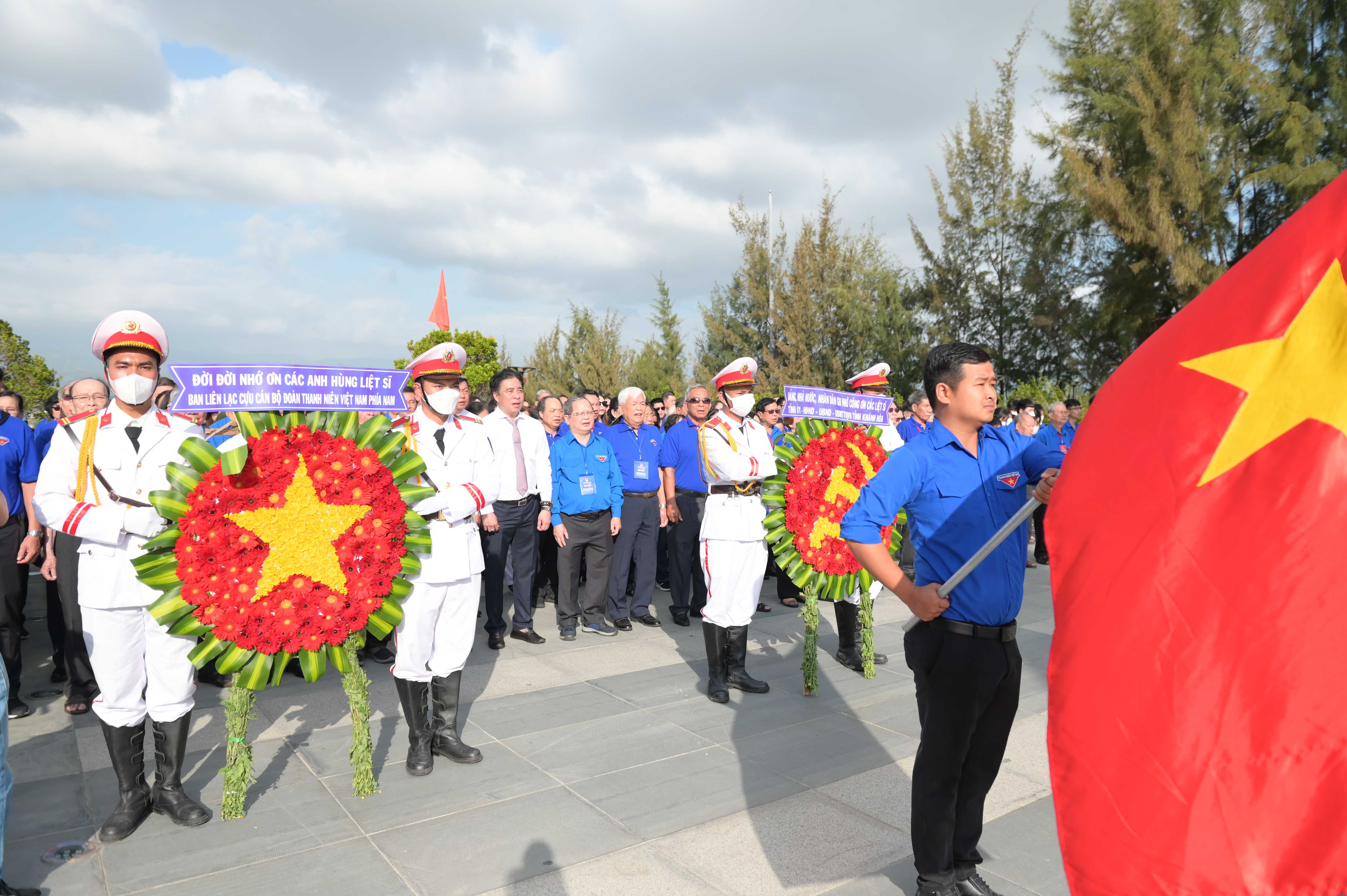 Tổ chức hành trình "Sống mãi tuổi hai mươi"