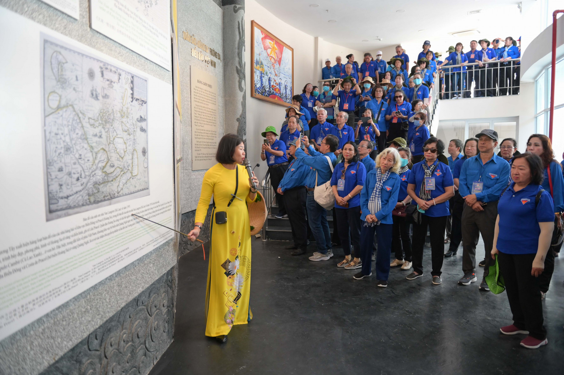 Đoàn tham quan khu bảo tàng ngầm - nơi lưu giữ, trưng bày những di vật của các anh hùng, liệt sĩ Gạc Ma