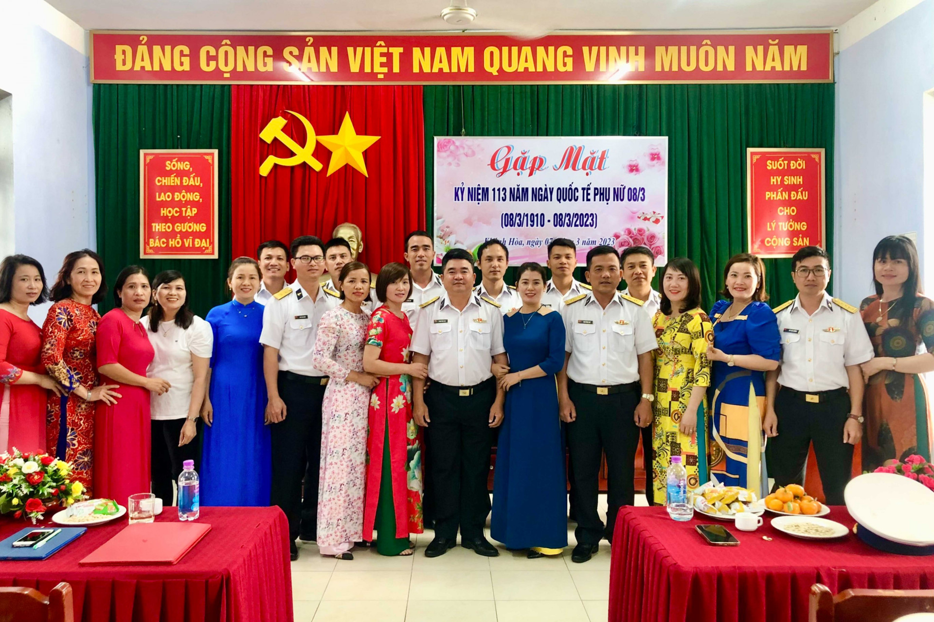 Thủ trưởng Trung đoàn Tàu ngầm 196 Hải quân cùng các cán bộ đơn vị gặp mặt, chúc mừng các hội viên phụ nữ