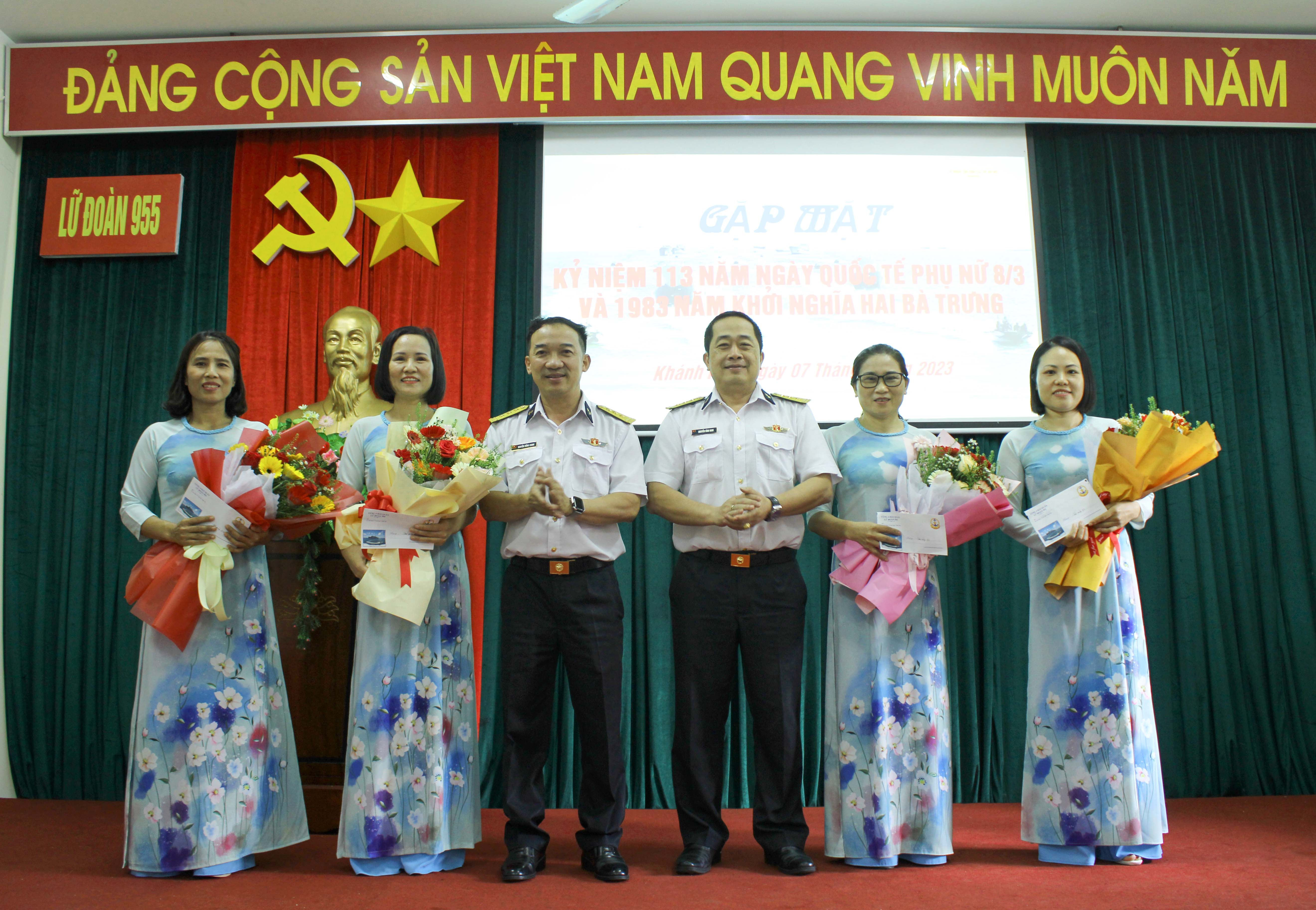 Thủ trưởng Lữ đoàn 955 tặng hoa chúc mừng các hội viên phụ nữ