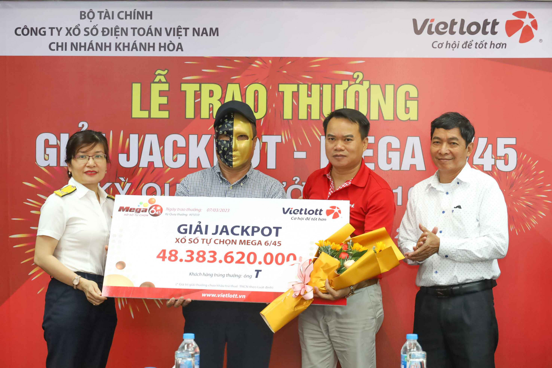 Đại diện Vietlott Chi nhánh Khánh Hòa trao giải cho khách hàng may mắn. 