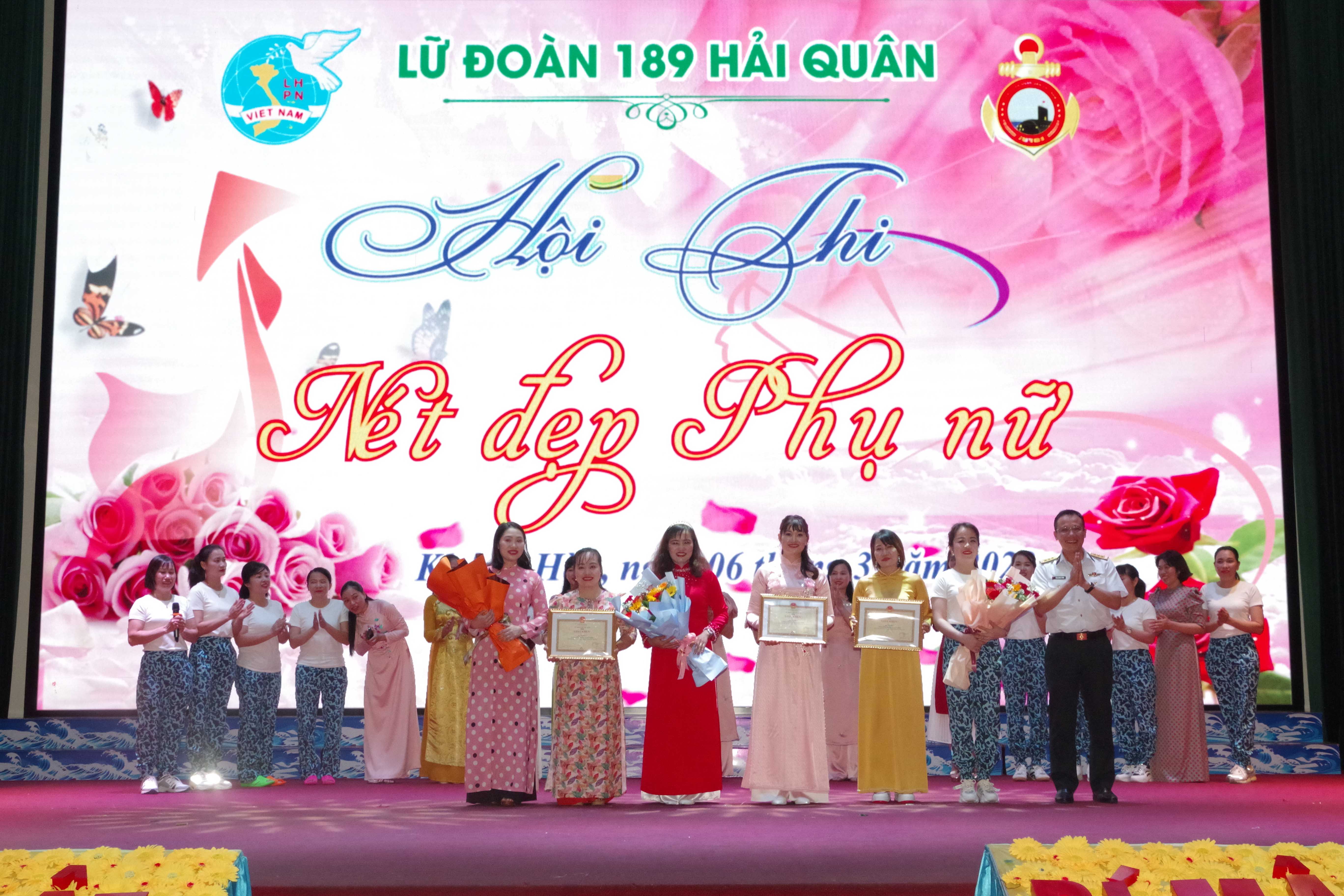 Ban tổ chức trao thưởng cho các đội thi