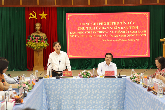 Ông Nguyễn Tấn Tuân kết luận buổi làm việc. 