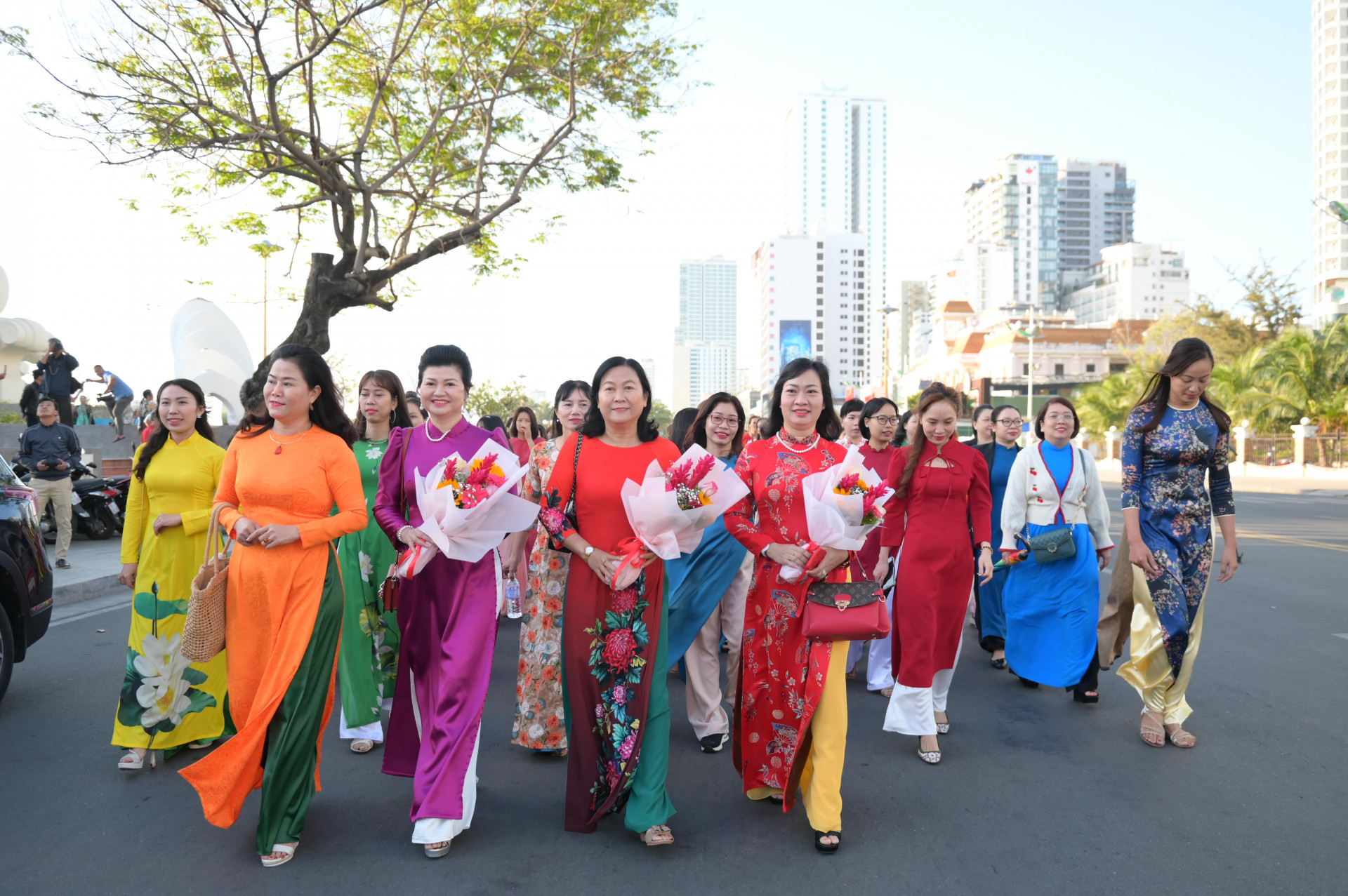 Hơn 2.000 phụ nữ là công đoàn viên, nữ giáo viên và cán bộ, hội viên của 27 xã, phường trực thuộc TP. Nha Trang tham gia diễu hành.