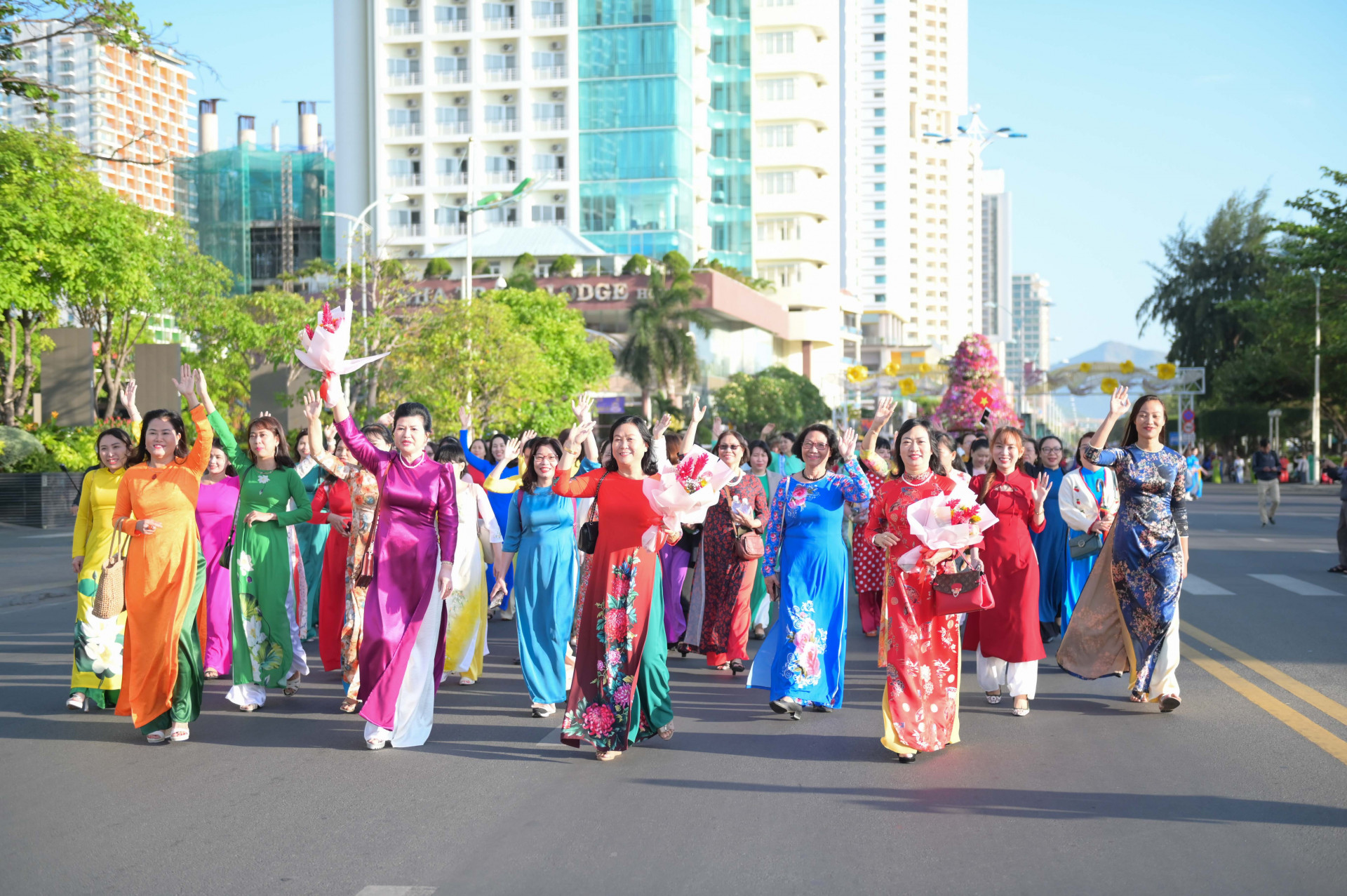 Các đại biểu, lãnh đạo bắt đầu tham gia lễ diễu hành với áo dài Việt Nam tại đường Trần Phú, TP.Nha Trang.