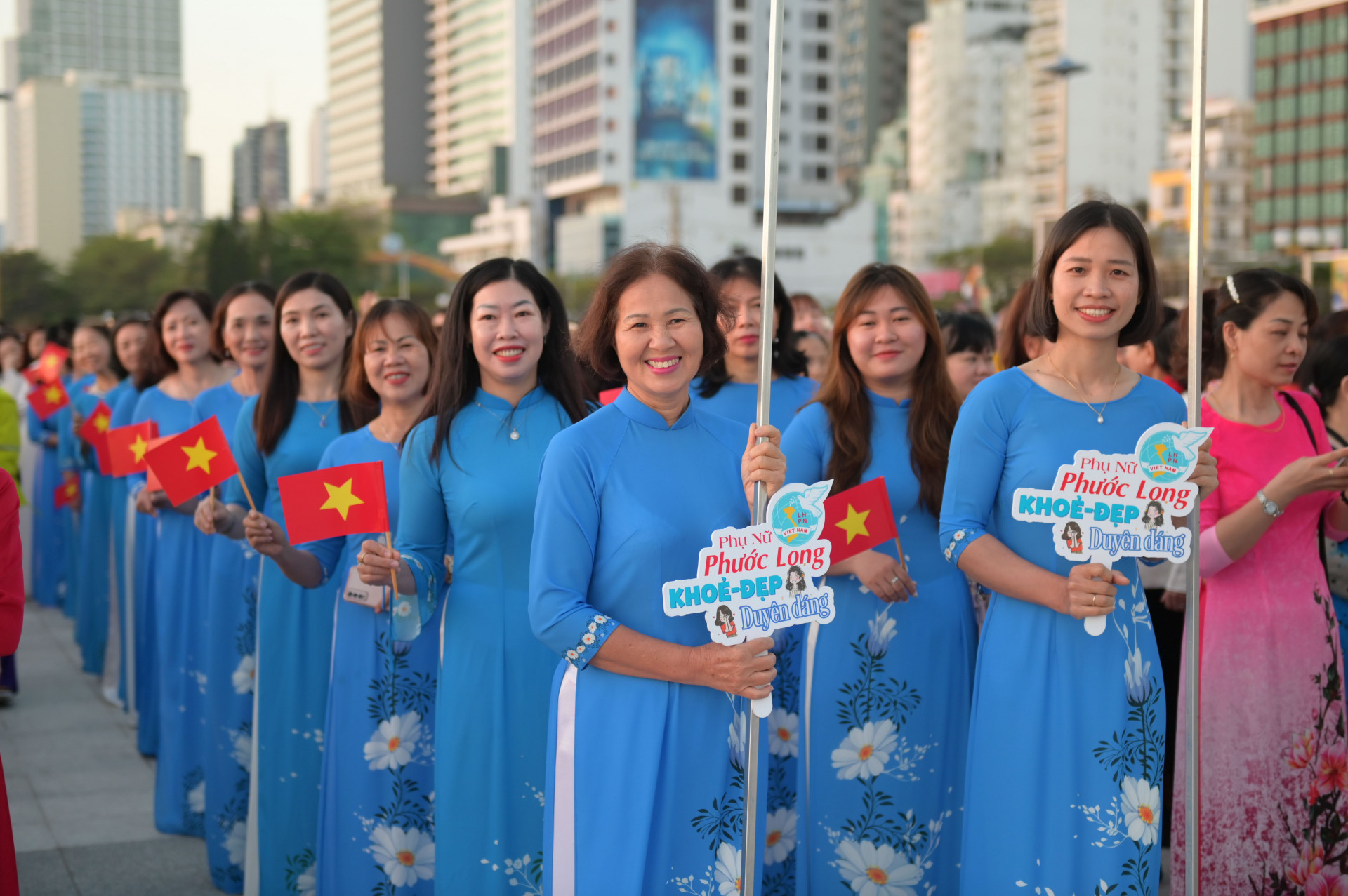 Cán bộ, hội viên phụ nữ phường Phước Long hào hứng tham gia diễu hành áo dài.