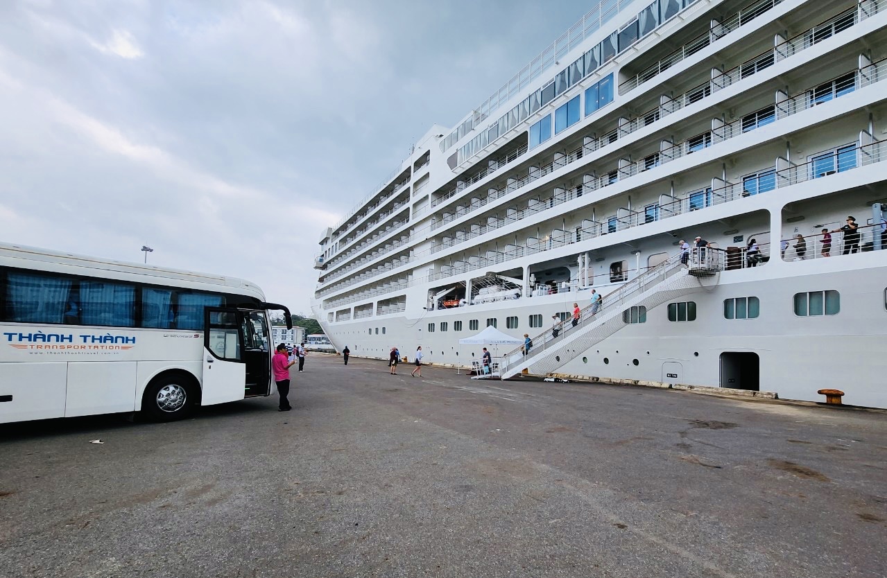 <p>Xe khách trên 29 chỗ đón khách tàu biển tại Cảng Nha Trang</p>