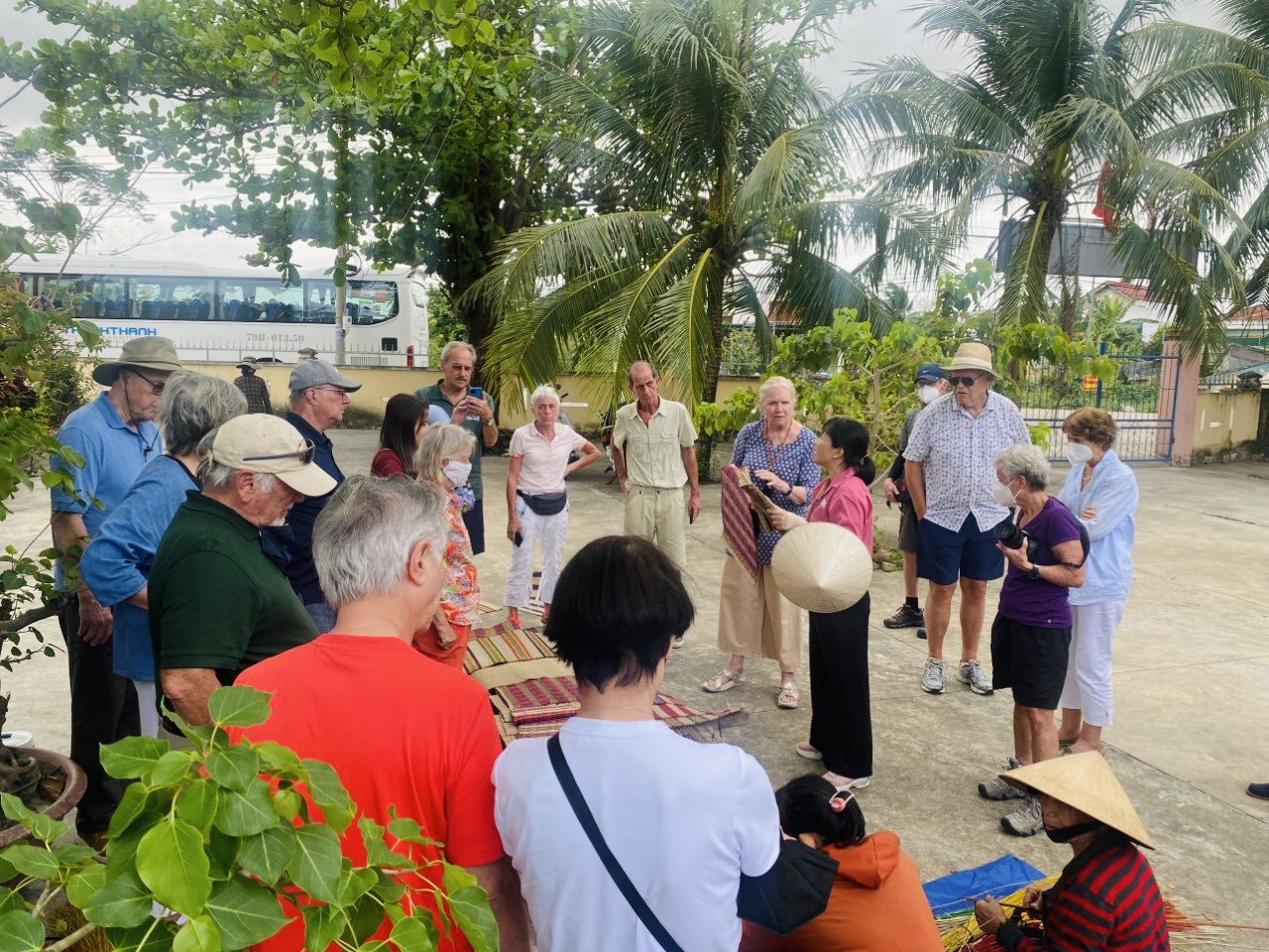 Khách du lịch tàu biển đi tour đồng quê ở Nha Trang 