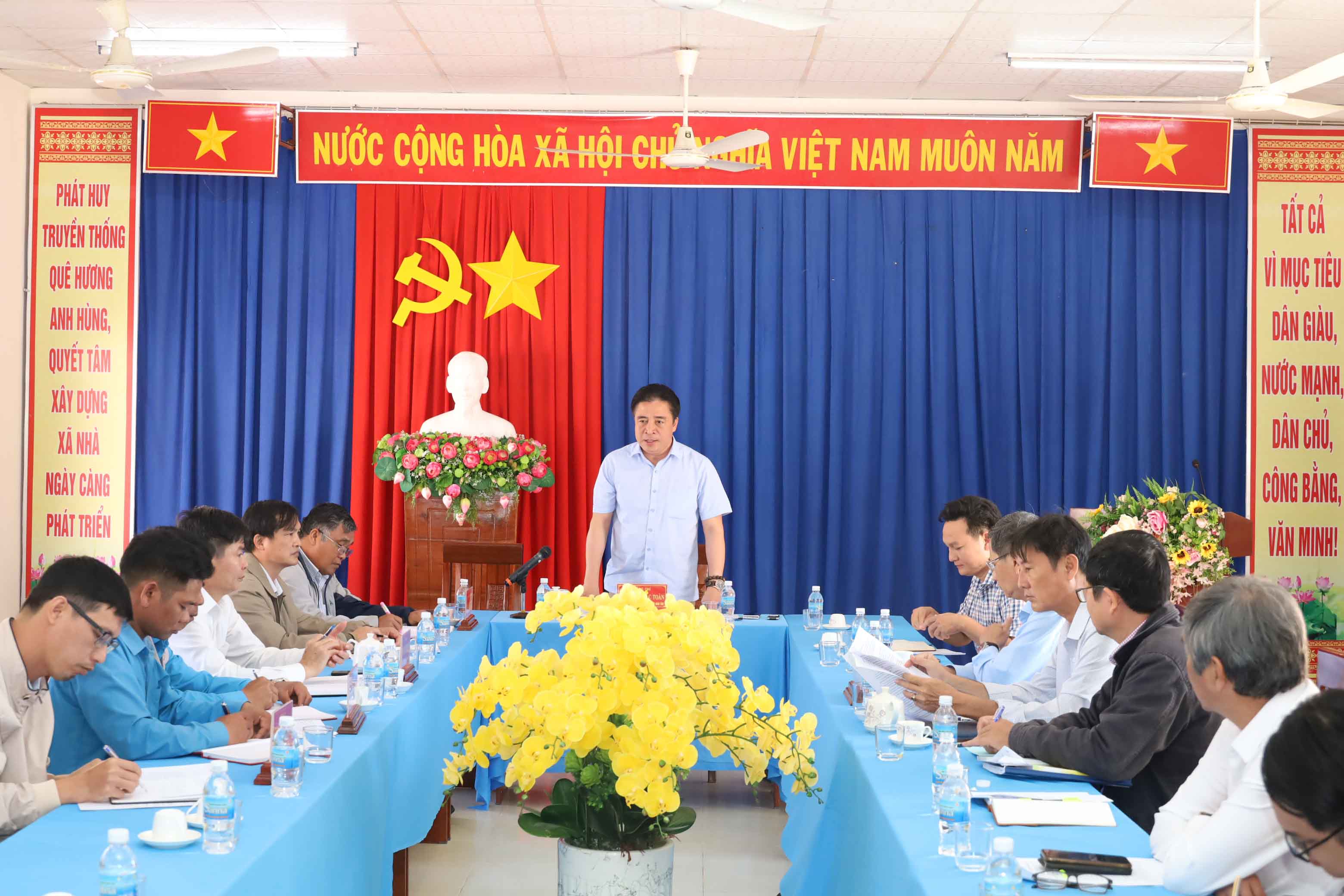 Ông Nguyễn Khắc Toàn làm việc với lãnh đạo xã Ba Cụm Nam và xã Thành Sơn