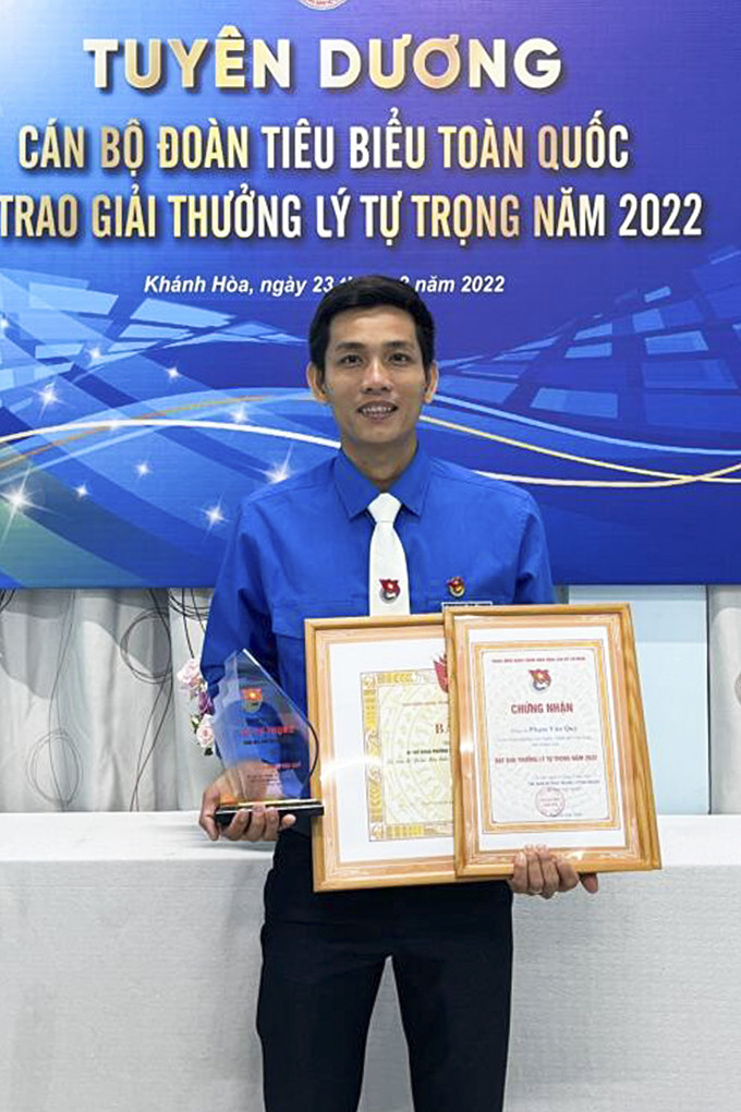 Anh Phạm Văn Quý nhận giải thưởng Lý Tự Trọng của Trung ương Đoàn năm 2022.