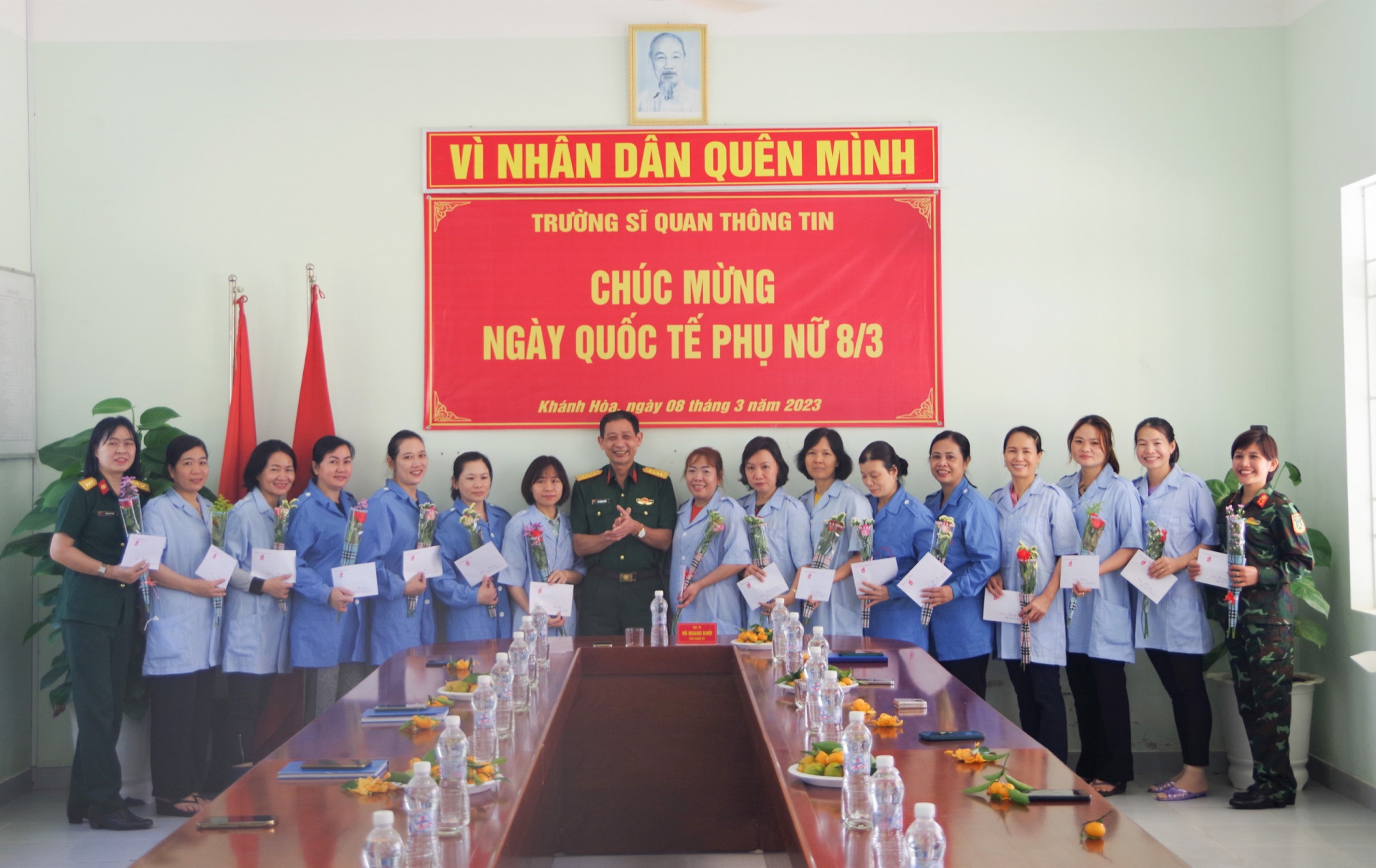 Lãnh đạo Trường Sĩ quan Thông tin tặng hoa chúc mừng các hội viên phụ nữ