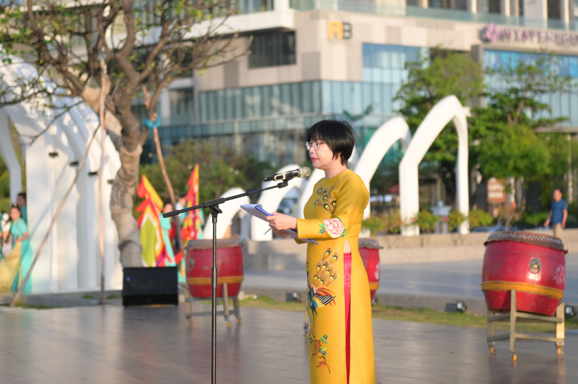 Dinh Thi Hang Nga, chairman of Nha Trang City Women's Union, speaking at the opening ceremony