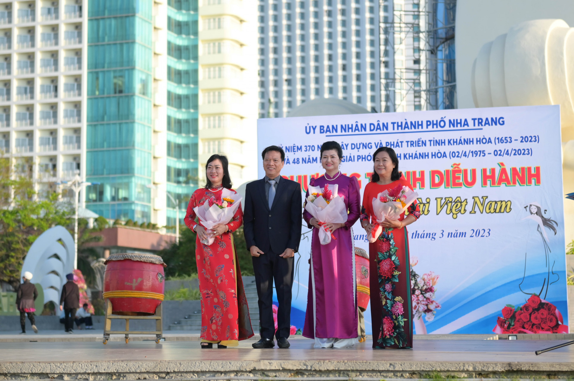 Phan Thanh Liem, vice-chairman of Nha Trang City People’s Committee, offering flowers to the leadership of Nha Trang City Women's Union