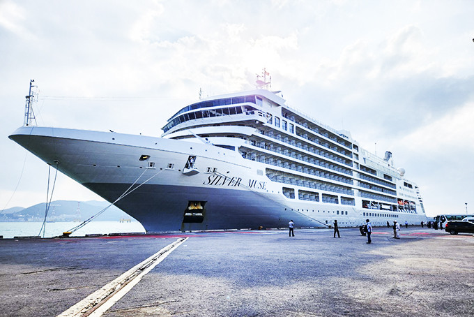 Tàu Silver Muse (quốc tịch Bahamas) vừa đưa gần 400 khách quốc tế cập Cảng Nha Trang.