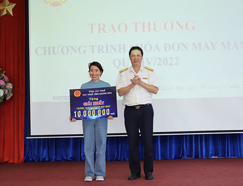 Đại diện Cục Thuế tỉnh trao giải nhất cho hộ kinh doanh Bạch Ngọc Bích Quy