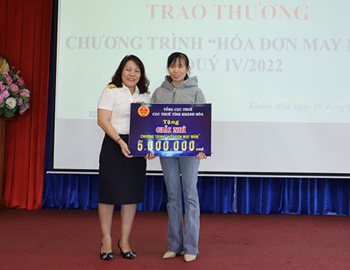 Đại diên Cục Thuế tỉnh trao giải nhất cho cá nhân đạt giải ba