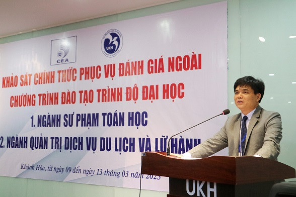 Tiến sĩ Phan Phiến - Hiệu trưởng Trường Đại học Khánh Hòa phát biểu tại chương trình. 