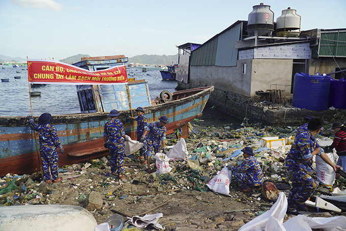 Chung tay dọn rác ở vùng biển Bình Ba.