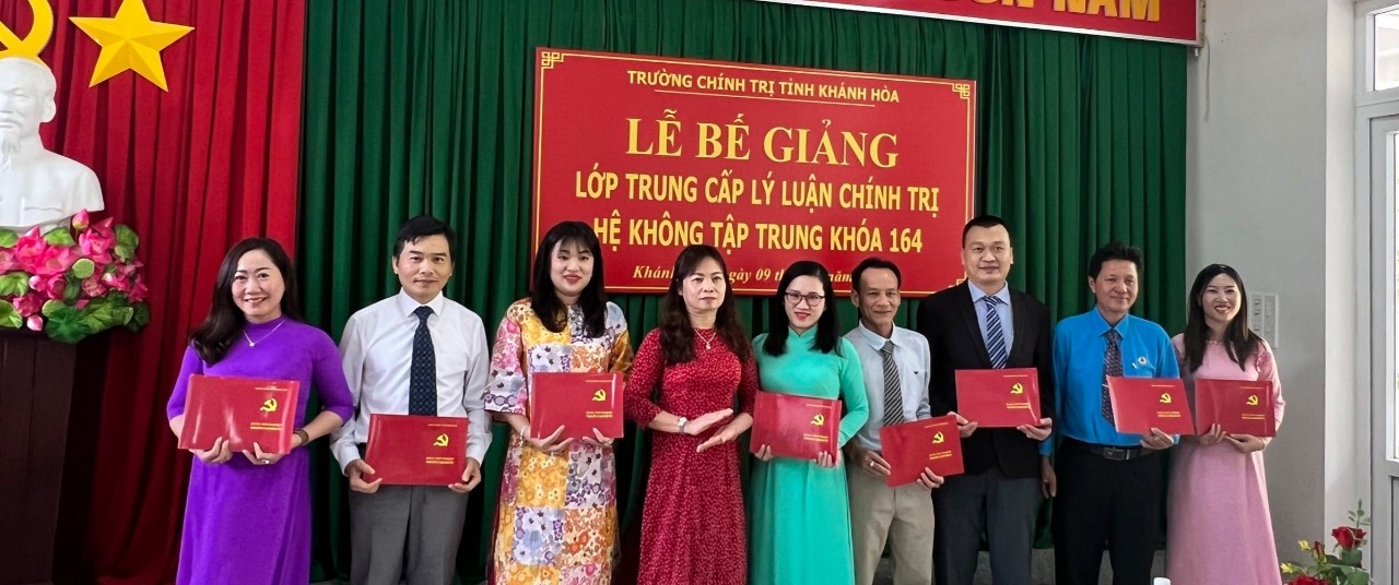 Lãnh đạo Trường Chính trị tỉnh Khánh Hoà trao bằng tốt nghiệp cho học viên.