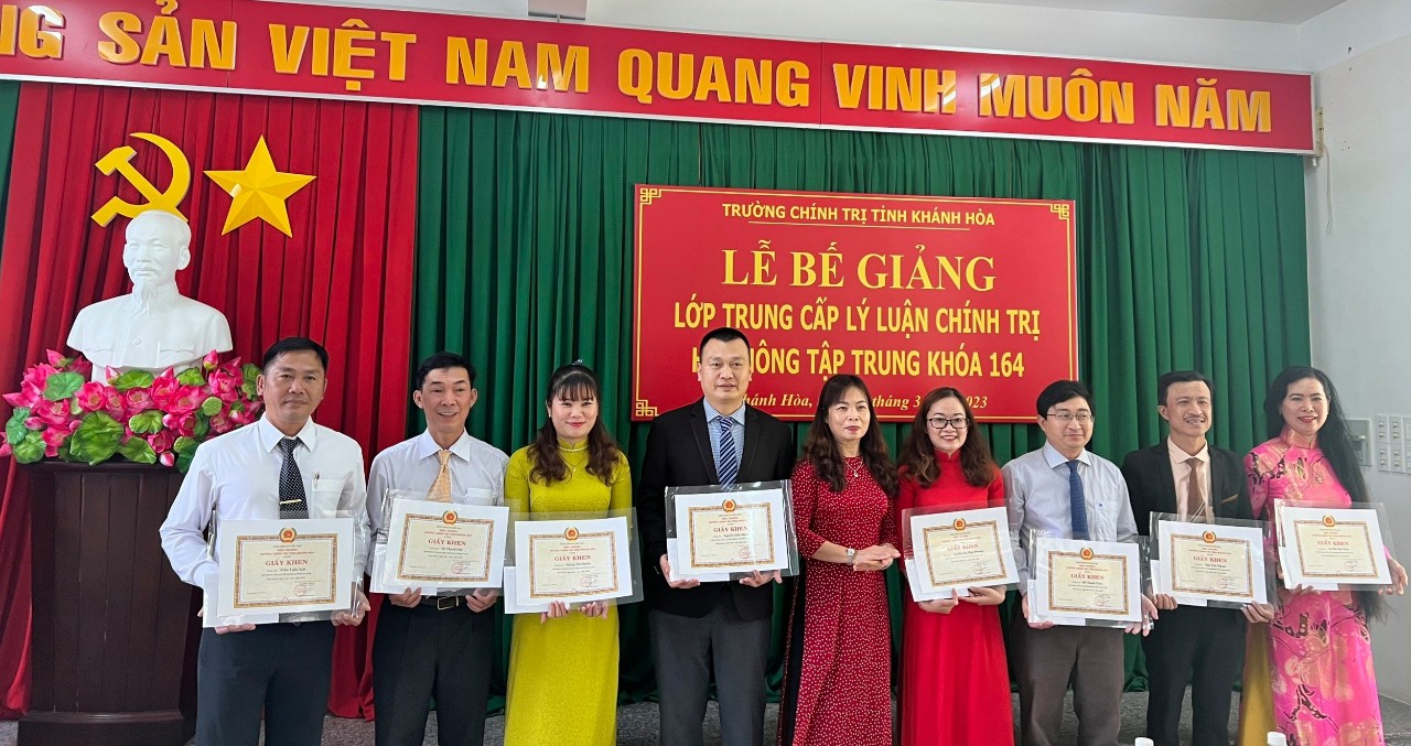 Lãnh đạo Trường Chính trị tỉnh Khánh Hoà trao giấy khen cho các học viên xuất sắc.