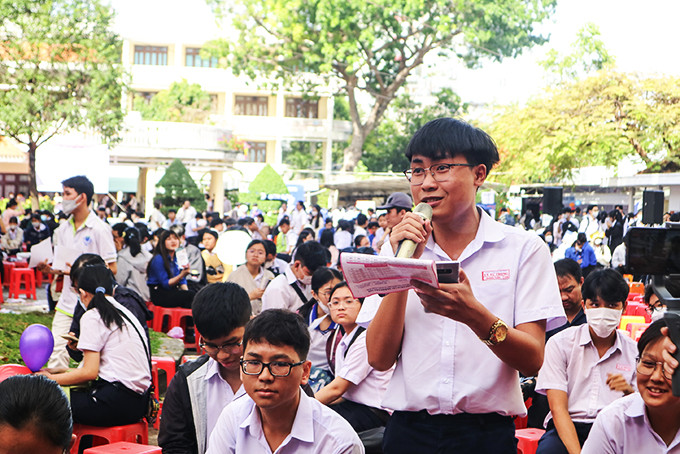  * Phó Giáo sư - Tiến sĩ NGÔ ĐĂNG NGHĨA, giảng viên cao cấp Trường Đại học Nha Trang: Việc lựa chọn ngành học, trường học cần xuất phát từ chính sự hiểu về bản thân mình. Nghề đã chọn sẽ theo mình suốt cuộc đời. Nếu chọn lựa đúng, các em có thể trở thành những người xuất sắc.