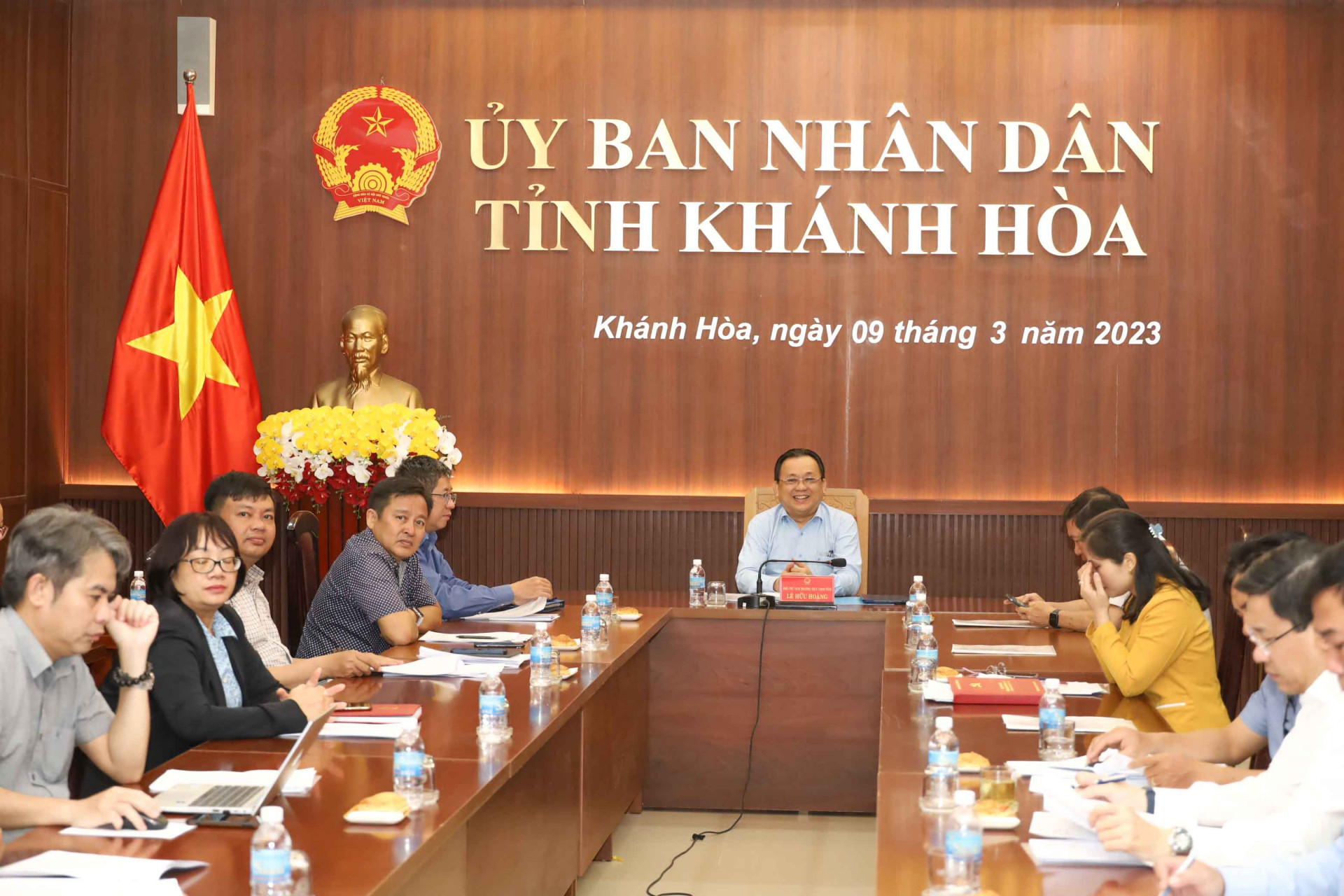 Ông Lê Hữu Hoàng và các đại biểu tham dự hội nghị tại điểm cầu tỉnh Khánh Hòa. 