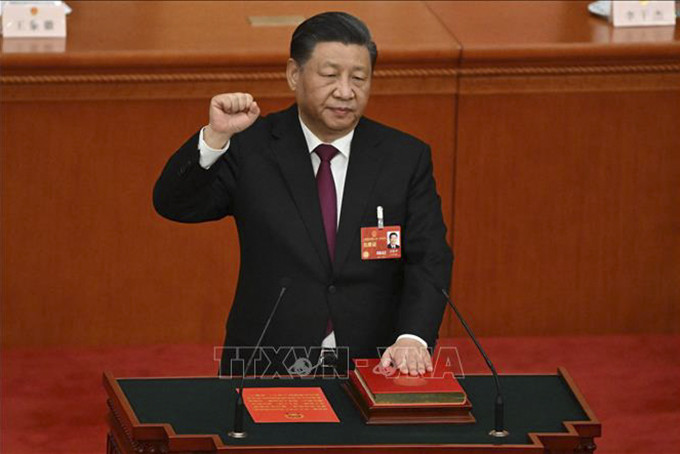 Ông Tập Cận Bình tuyên thệ nhậm chức sau khi được bầu lại làm Chủ tịch Trung Quốc kiêm Chủ tịch Quân ủy Trung ương nhiệm kỳ thứ ba liên tiếp, tại Bắc Kinh ngày 10/3/2023. Ảnh: AFP/TTXVN