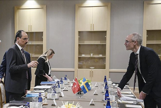 Người phát ngôn Tổng thống Thổ Nhĩ Kỳ Ibrahim Kalin (thứ 5, trái) và Ngoại trưởng Thụy Điển phụ trách các vấn đề đối ngoại Oscar Stenstrom (thứ 3, phải) tại cuộc đàm phán gia nhập NATO của Thụy Điển, ở Ankara ngày 25/5/2022. Ảnh tư liệu: AFP/TTXVN