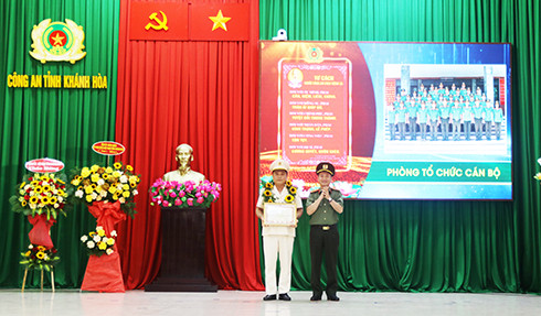 Thừa ủy quyền của Bộ trưởng Bộ Công an, Đại tá Nguyễn Thế Hùng - Giám đốc Công an tỉnh, tặng bằng khen cho tập thể Phòng Tổ chức cán bộ