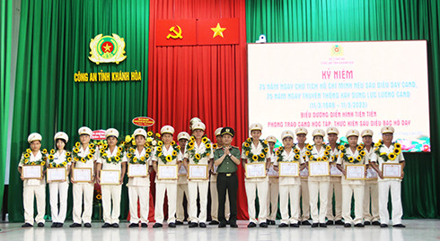 Đại tá Nguyễn Thế Hùng – Giám đốc Công an tỉnh tặng giấy khen cho các tập thể xuất sắc