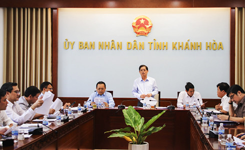 Ông Nguyễn Tấn Tuân điều hành cuộc họp.