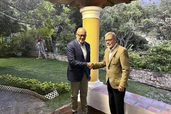 Trưởng đoàn đàm phán của Chính phủ Venezuela, Chủ tịch Quốc hội Jorge Rodriguez (trái) và trưởng đoàn đàm phán của phe đối lập Gerardo Blyde tại cuộc gặp ở Mexico City, ngày 17/5/2022. (Ảnh: Archyde/TTXVN)