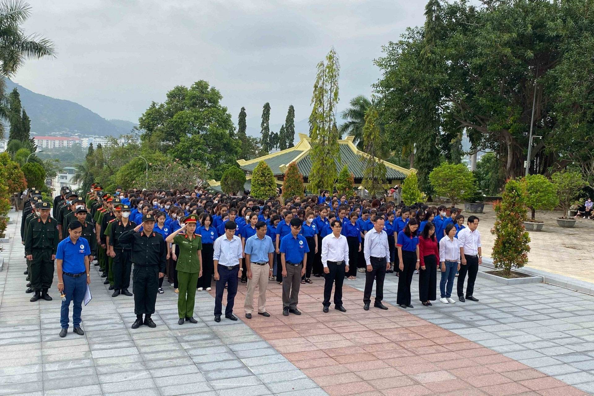 Các đại biểu, đoàn viên, thanh niên, cán bộ, chiến sĩ dâng hương tại Nghĩa trang liệt sĩ Hòn Dung