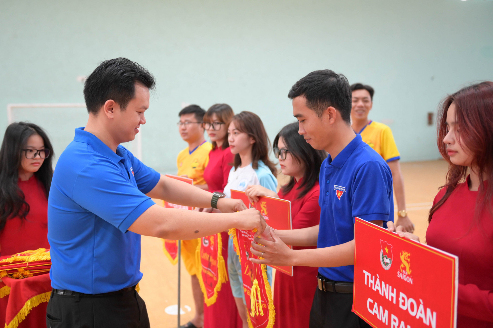 Bí thư tỉnh đoàn Trần Anh Tuấn trao cờ lưu niệm cho các đội tham gia giải