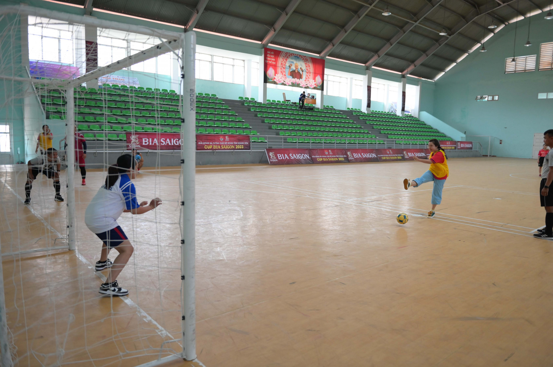 Trận thi đấu luân lưu giữa đội bóng nữ Đoàn trường Cao đẳng Y tế Khánh Hoà và Đoàn Thanh niên Công an tỉnh