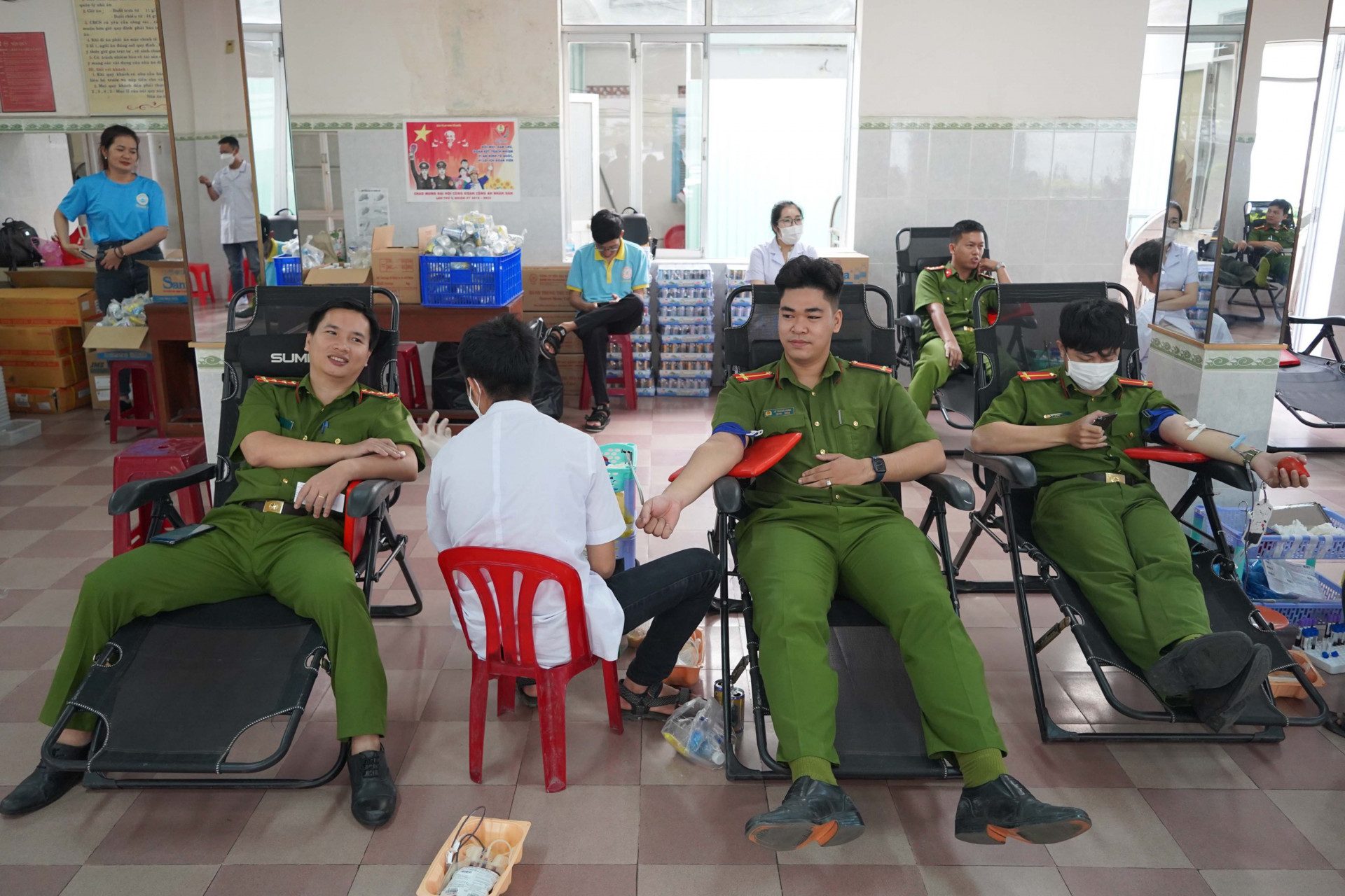 Các đoàn viên, thanh niên công an tham gia hiến máu tình nguyện