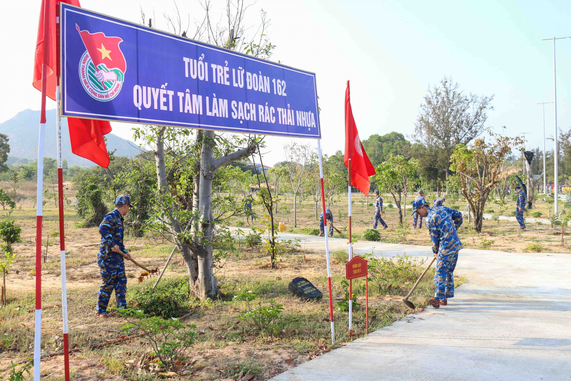 Đoàn viên, thanh niên Lữ đoàn 162 tham gia Ngày thứ Bảy tình nguyện