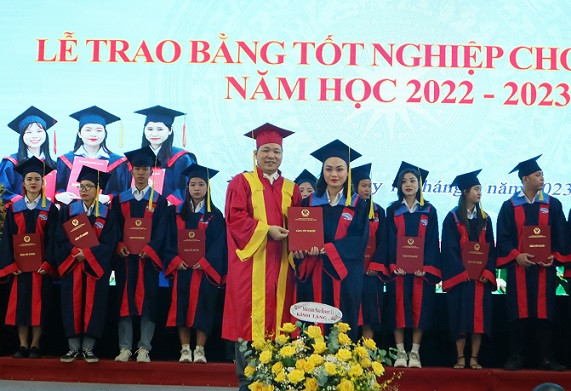 Thầy Nguyễn Doãn Thành – Hiệu trưởng nhà trường trao bằng tốt nghiệp cho sinh viên. 